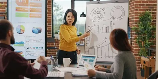 Equipo profesional trabajando en traducciones certificadas para USCIS
